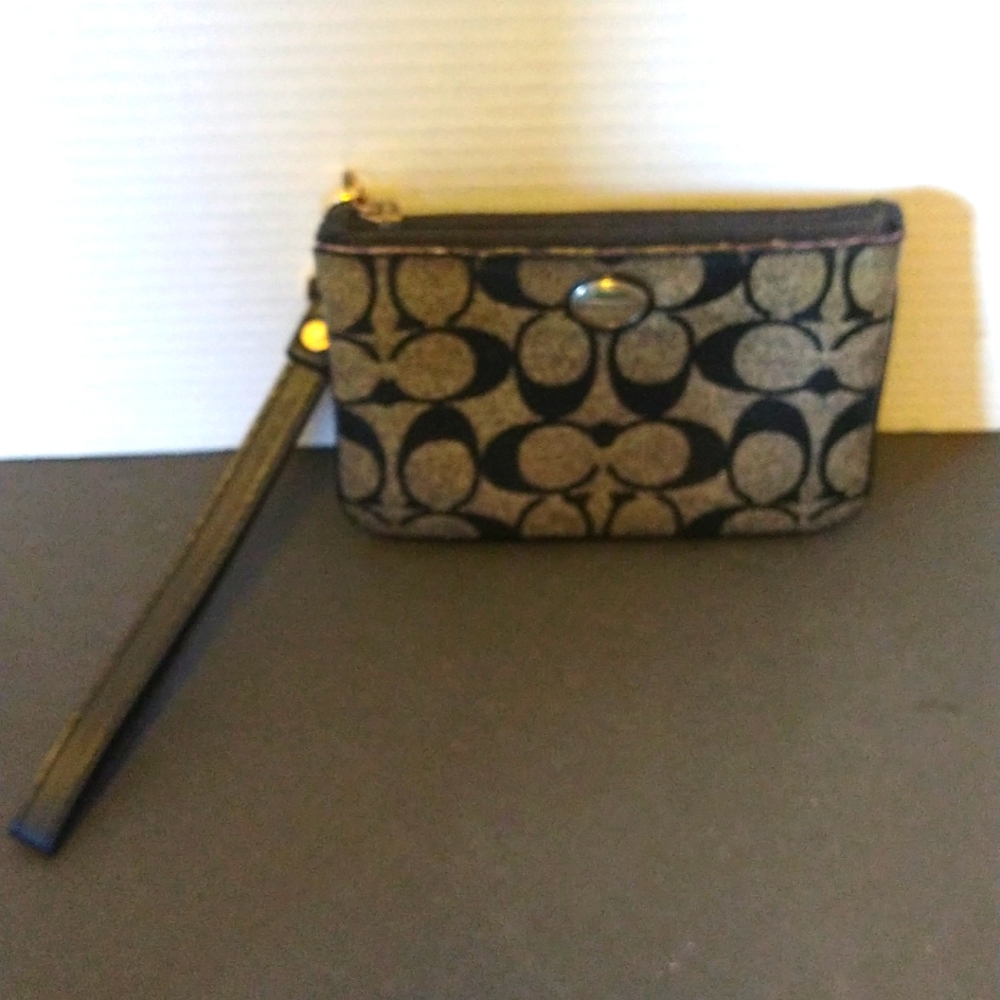 VGUC. Coach signature logo wristlet.